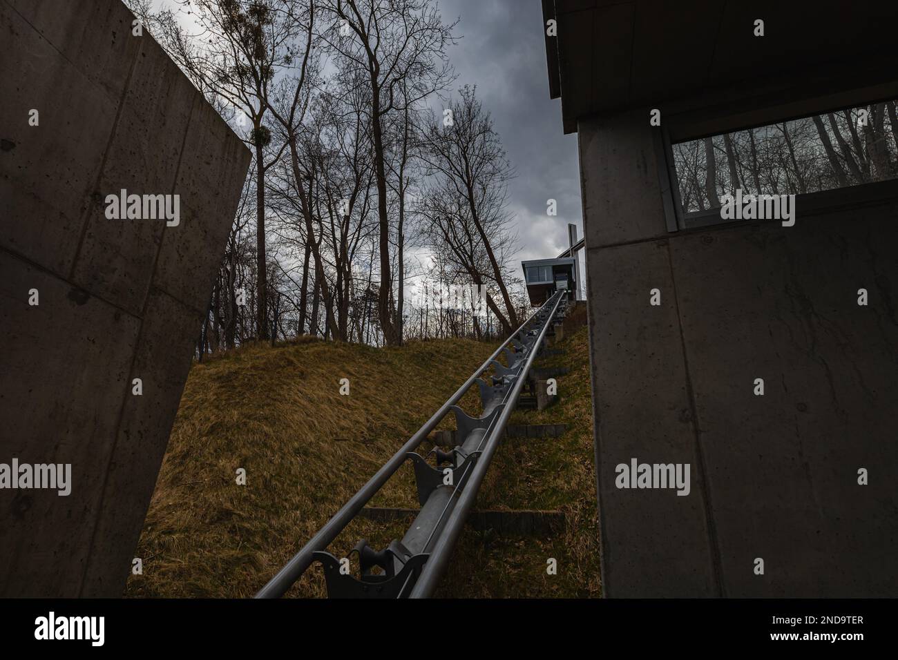 Gdynia, Polonia - Aprile 2022: Piccole montagne russe al punto di vista Kamienna Gora Foto Stock