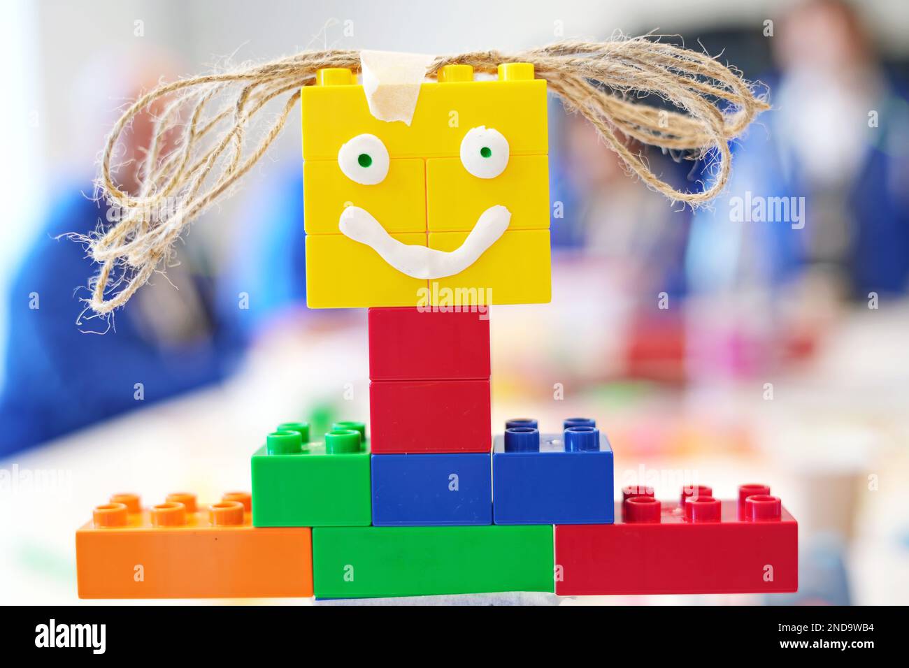 Robot giocattolo sorridente realizzato con blocchi colorati di plastica giocattolo Foto Stock