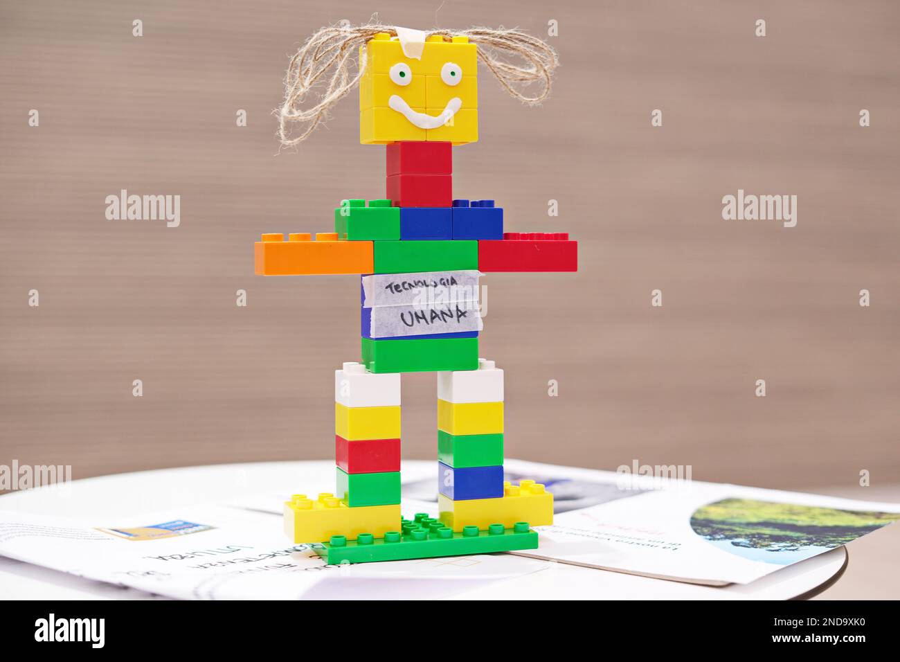 Robot giocattolo sorridente realizzato con blocchi colorati di plastica giocattolo Foto Stock