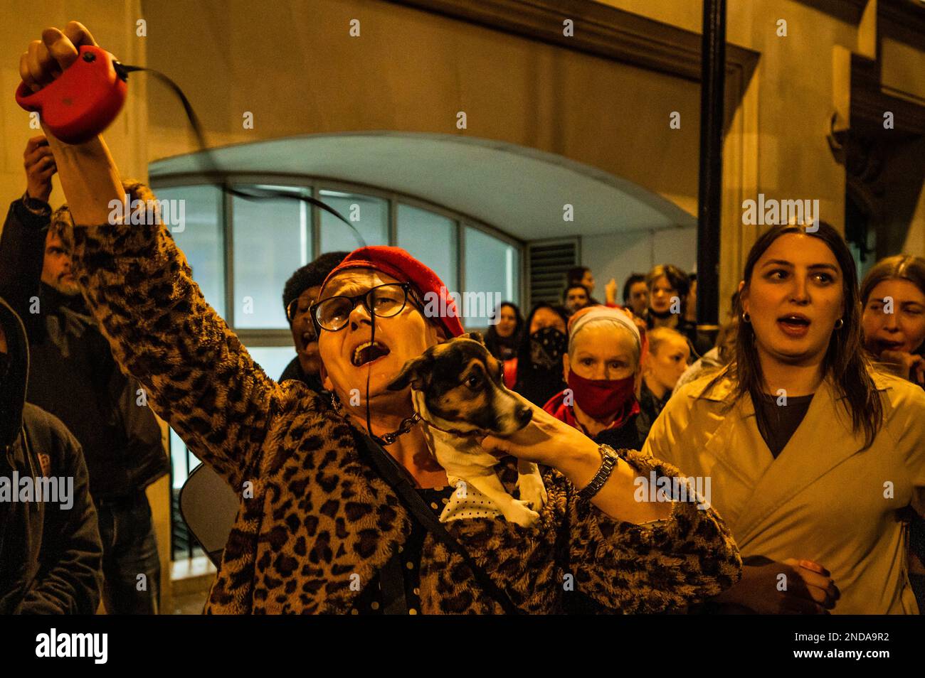 Londra, Regno Unito. 15th Feb, 2023. Veglia per Brianna Ghey, che è stata recentemente assassinata, forse in un crimine di odio come era trasgressa. La veglia era al di fuori del department per l'istruzione. Credit: Guy Bell/Alamy Live News Foto Stock