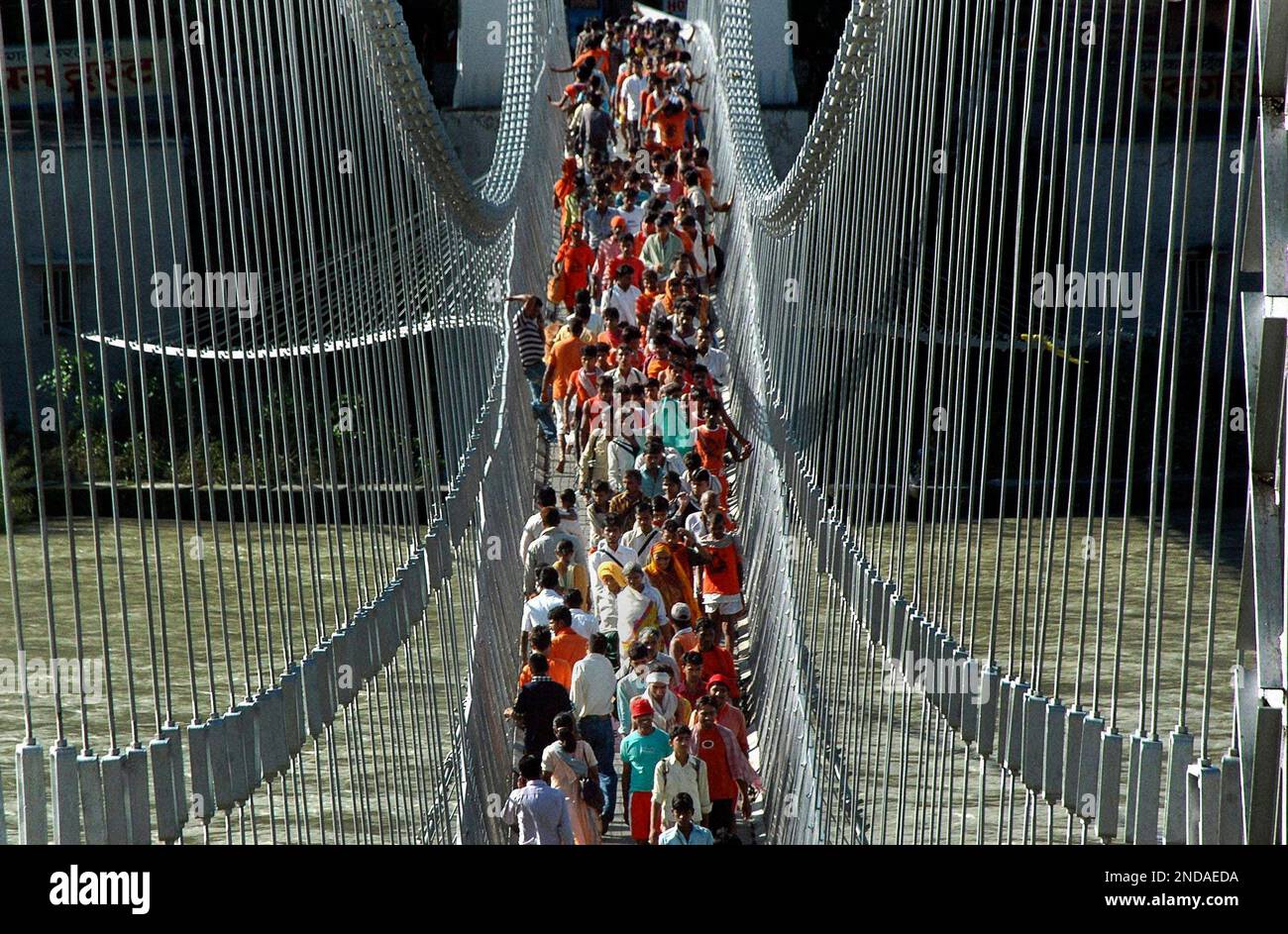 This Sunday, Aug.8, 2010 photo shows Hindu pilgrims walking through Rama's bridge in Rishikesh in Uttarakhand state, India. Rishikesh, on the banks of the Ganges River, is one of Hinduism's important centers.(AP Photo) **INDIA OUT** Foto Stock