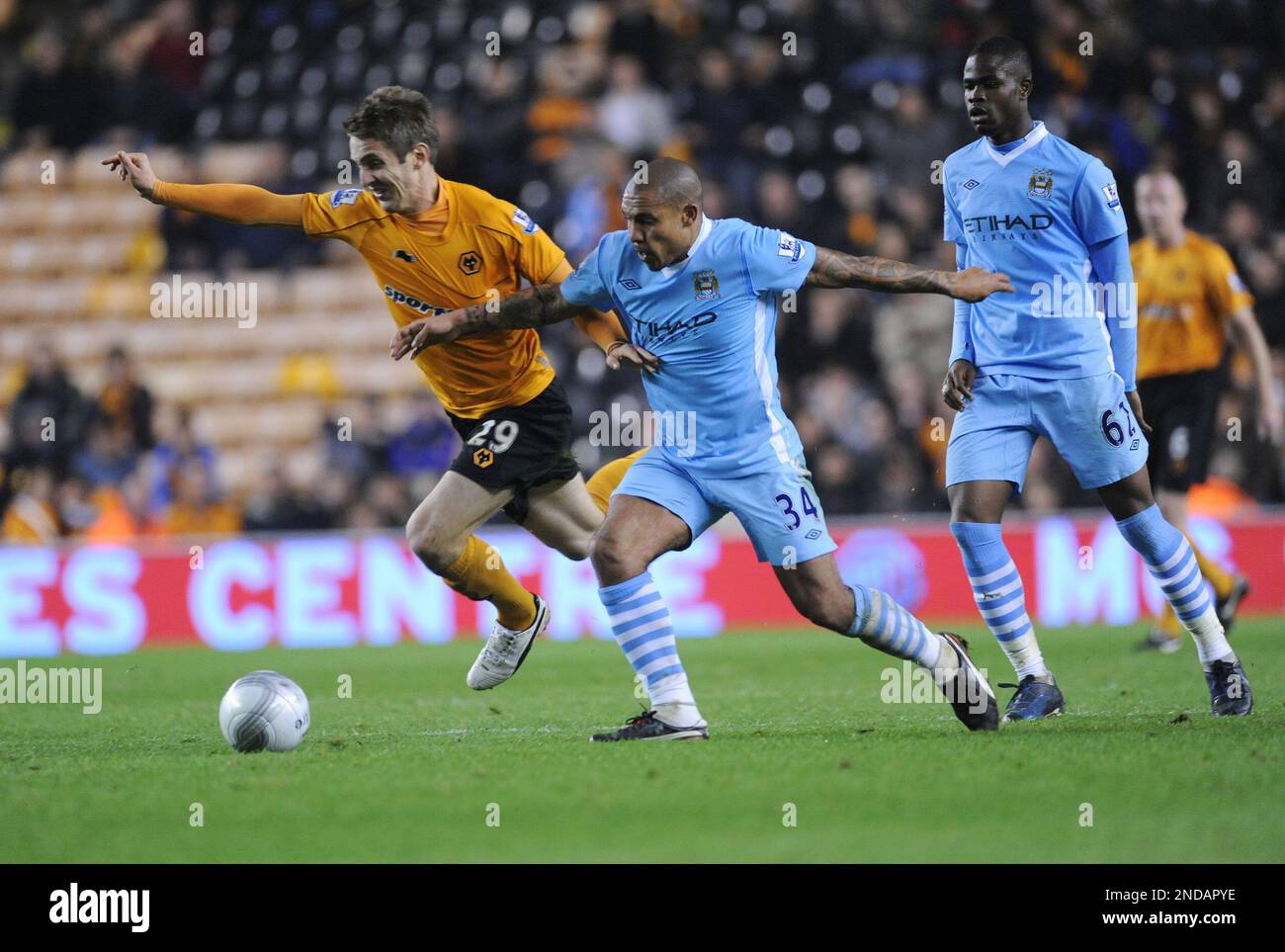 Kevin Doyle di Wolverhampton Wanderers e Nigel de Jong di Manchester City Carling Cup 4th round - Wolverhampton Wanderers / Manchester City Foto Stock