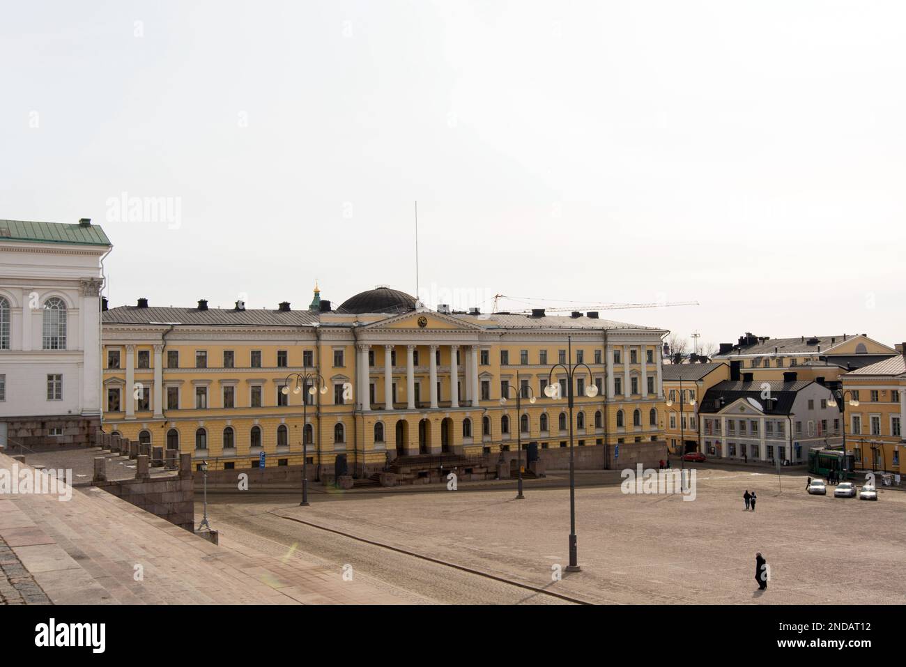 Splendidi edifici in una grande piazza. Centro di Helsinki. Finlandia Foto Stock