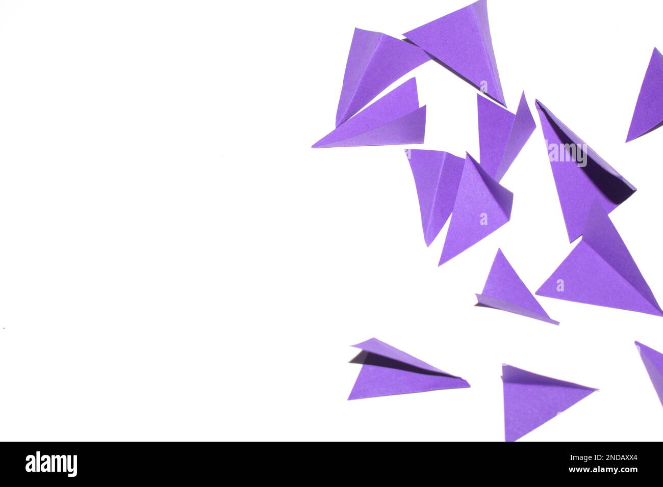 Una forma a triangolo in carta piegata geometrica rosa viola e bianca per l'artigianato dello sfondo Foto Stock
