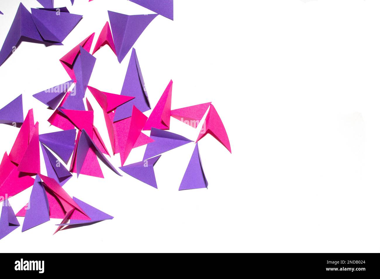 Una forma a triangolo in carta piegata geometrica rosa viola e bianca per l'artigianato dello sfondo Foto Stock
