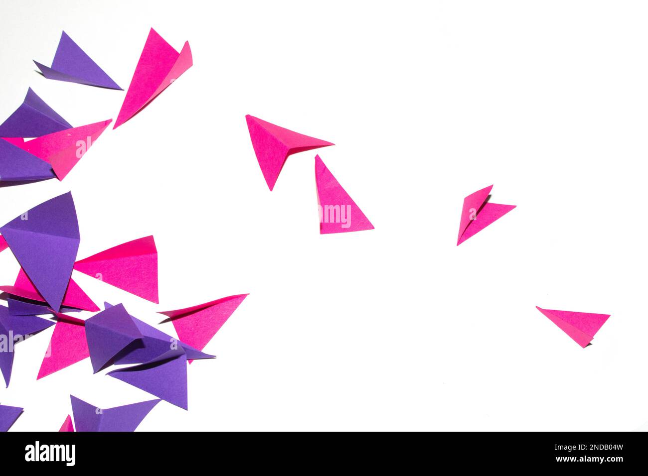 Una forma a triangolo in carta piegata geometrica rosa viola e bianca per l'artigianato dello sfondo Foto Stock
