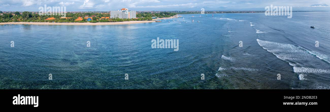 Vista panoramica aerea su un'ampia spiaggia molto bassa e tranquilla con molta erba di mare, spiaggia di Sanur, parte settentrionale di Bali, Indonesia Foto Stock