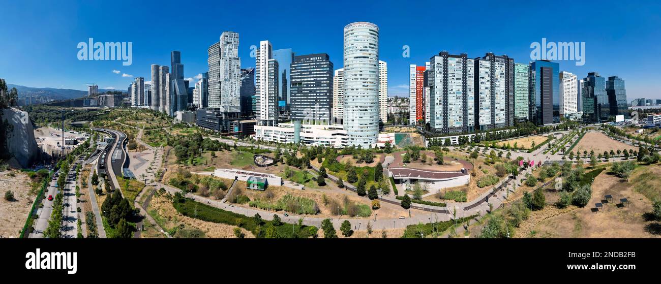Vista panoramica del Parque la Mexicana e degli edifici moderni sul Paseo de los Arquitectos, Santa Fe, Città del Messico, Messico Foto Stock