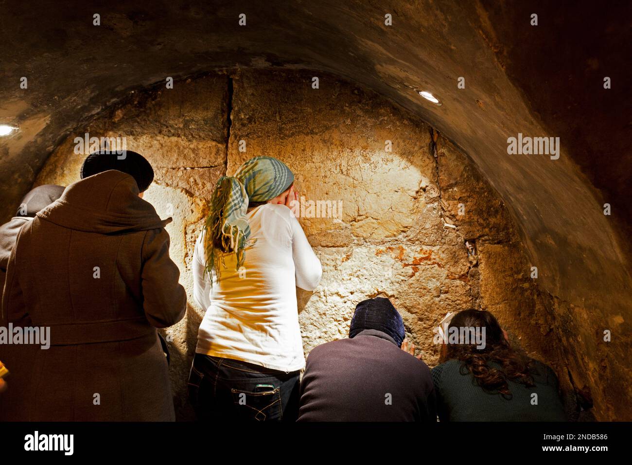 Israele, Gerusalemme, donne che pregano al Muro Occidentale, ma solo nei tunnel sotterranei sotto il livello dove non è proibito. Foto Stock