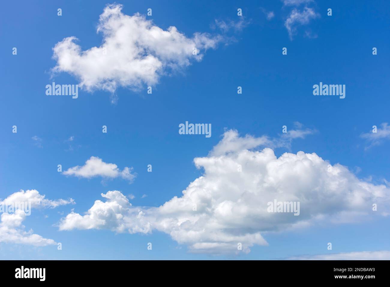 Cumulus nuvole contro il cielo blu, Antigua, Antigua e Barbuda, piccole Antille, Caraibi Foto Stock