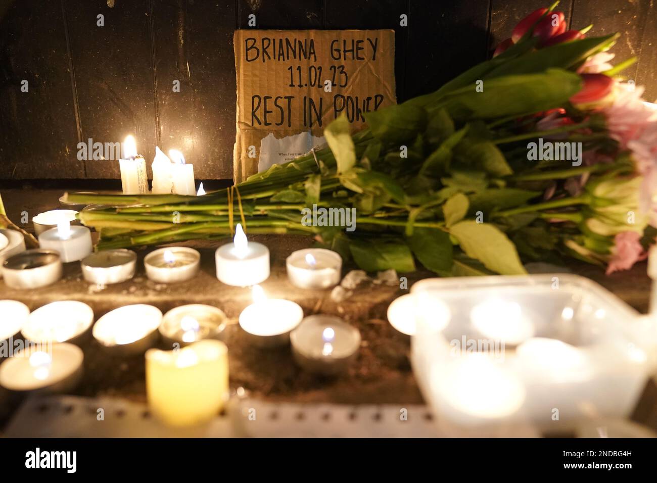 Una veglia a lume di candela al di fuori del Dipartimento dell'Istruzione di Londra, in memoria dell'adolescente transgender Brianna Ghey, che è stato fatalmente pugnalato in un parco il sabato. Il 16-anno-vecchio da Birchwood in Warrington, Cheshire, è stato trovato come lei ha deposto ferito su un sentiero in Linear Park, Culcheth. Data immagine: Mercoledì 15 febbraio 2023. Foto Stock