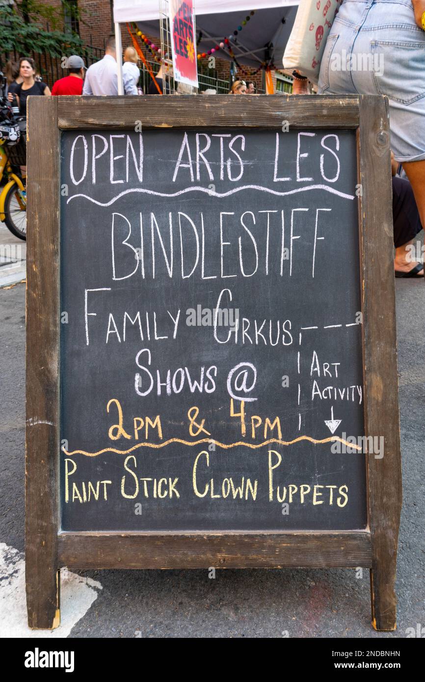 Sulla strada è presente un cartello per lo spettacolo Cirkus della Famiglia Bindlestiff Foto Stock