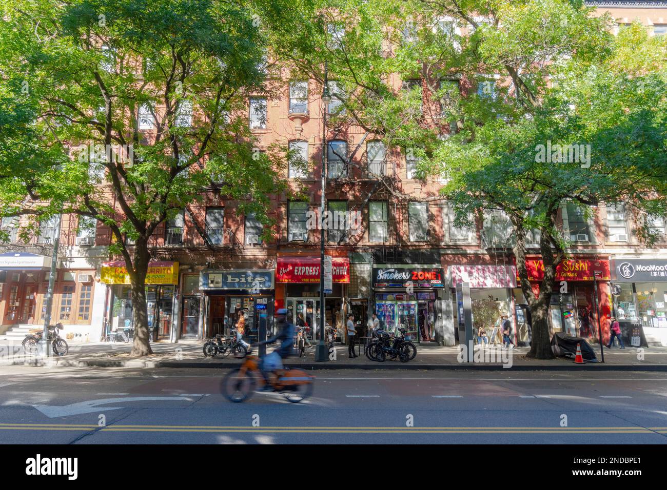 Molti negozi aprono lungo la 14th Street nell'East Village NYC Foto Stock