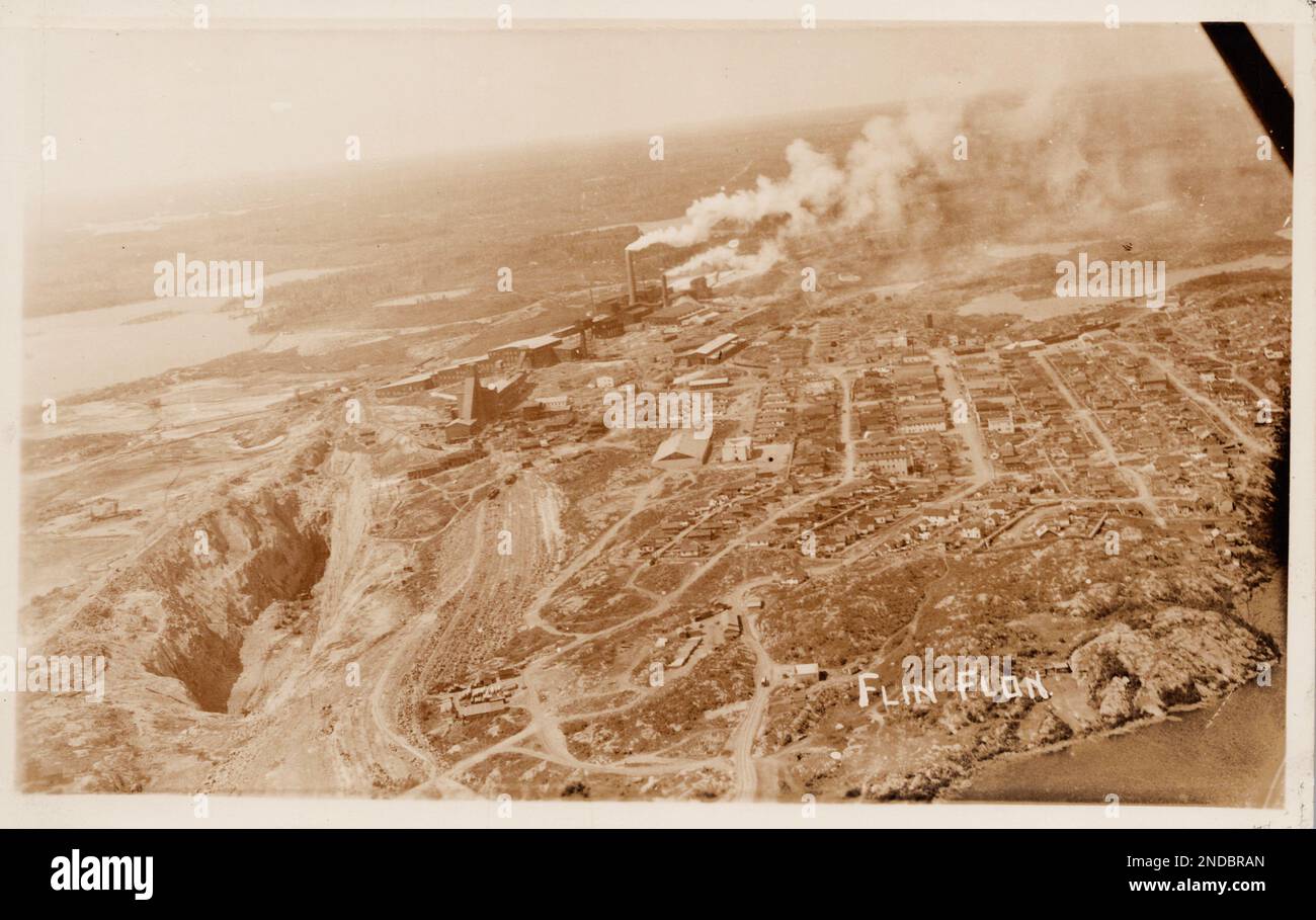 Veduta aerea di Flin Flon Manitoba Canada, circa 1920's-40s cartolina. fotografo non identificato Foto Stock