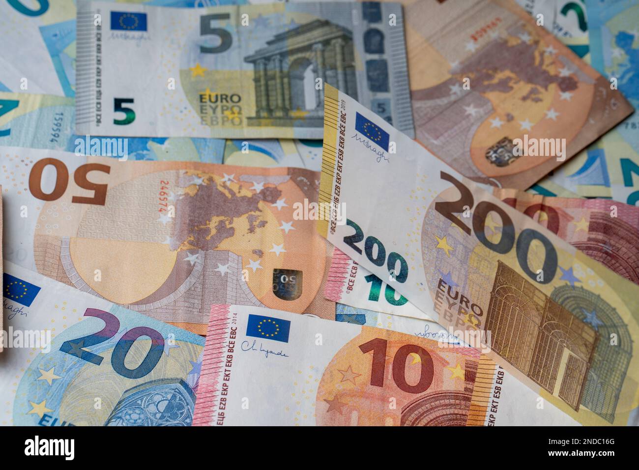 Una pila di banconote sul tavolo. Duecento euro di carta moneta in primo piano. Banconote miste in euro in background. Foto Stock