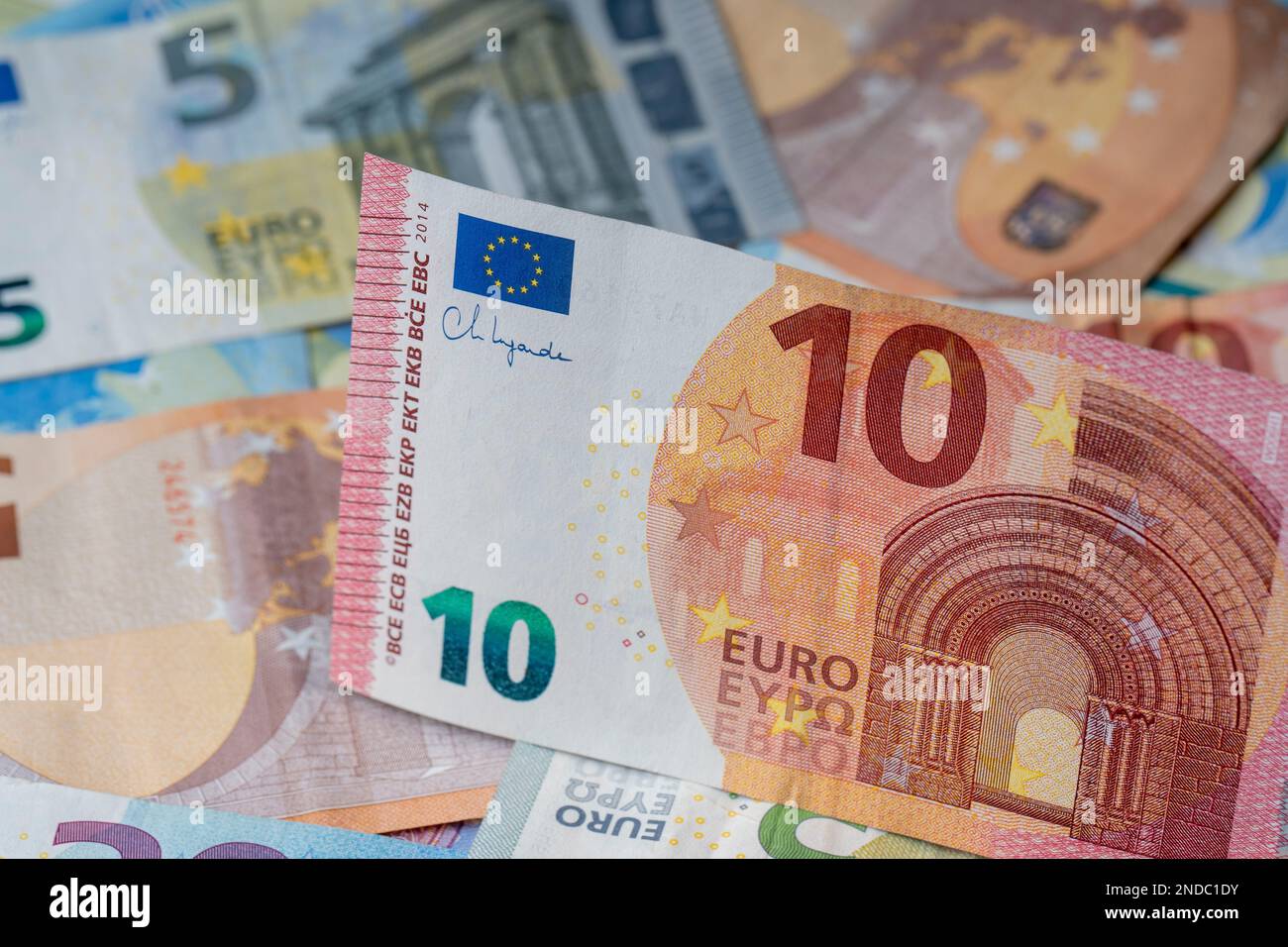 Una pila di banconote sul tavolo. Dieci euro di carta moneta in primo piano. Banconote miste in euro in background. Foto Stock