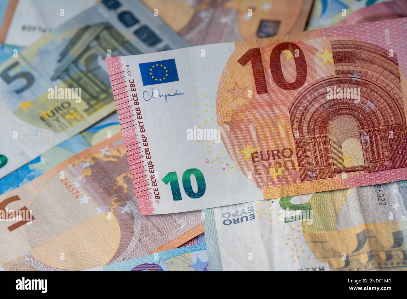 Una pila di banconote sul tavolo. Dieci euro di carta moneta in primo piano. Banconote miste in euro in background. Foto Stock