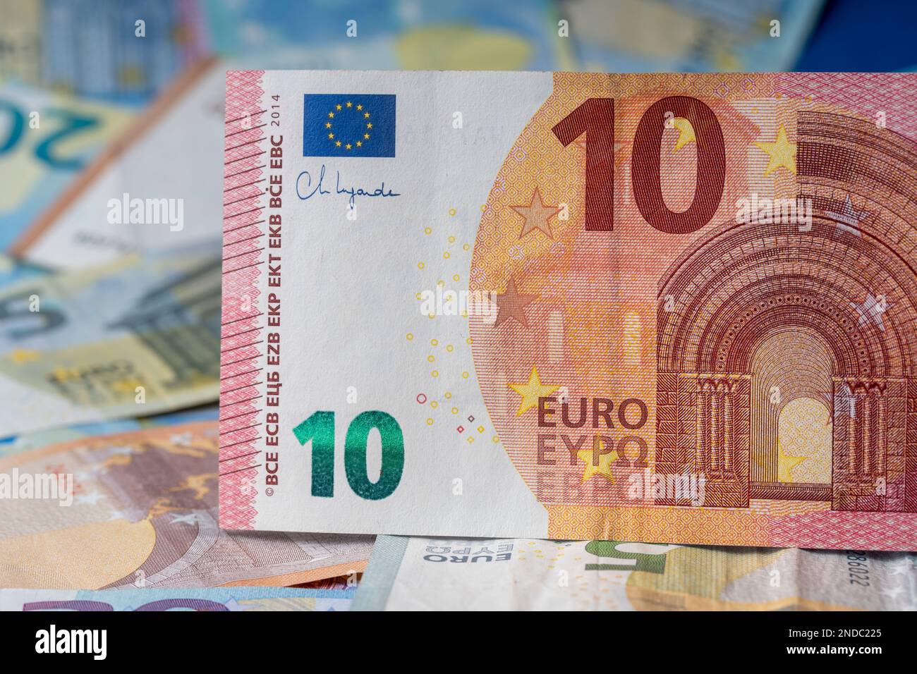 Una pila di banconote sul tavolo. Dieci euro di carta moneta in primo piano. Banconote miste in euro in background. Foto Stock