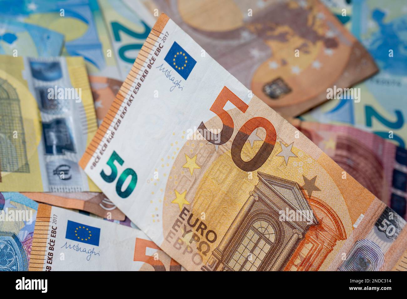 Una pila di banconote sul tavolo. Cinquanta euro di carta moneta in primo piano. Banconote miste in euro in background. Foto Stock