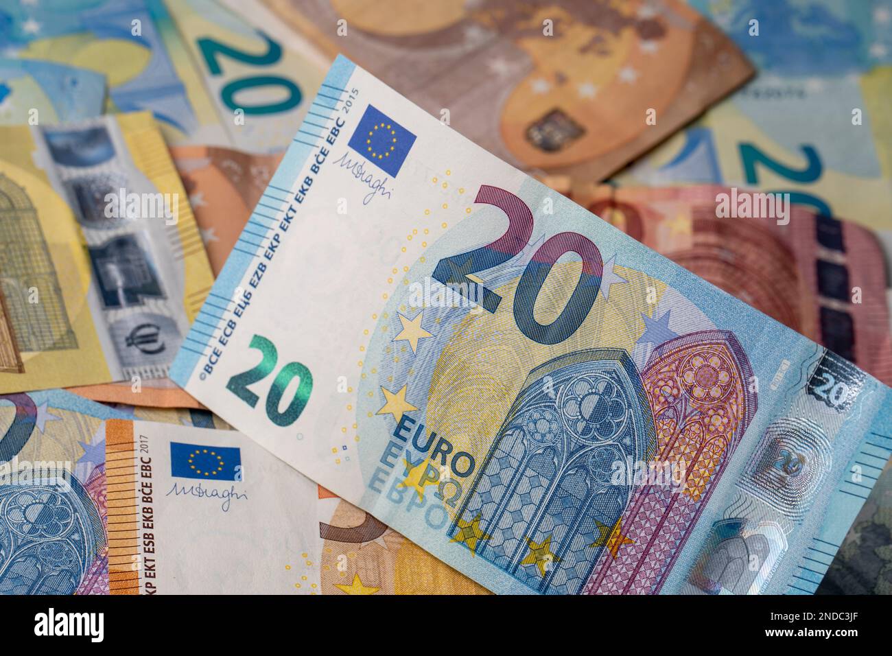 Una pila di banconote sul tavolo. Venti euro di carta moneta in primo piano. Banconote miste in euro in background. Foto Stock