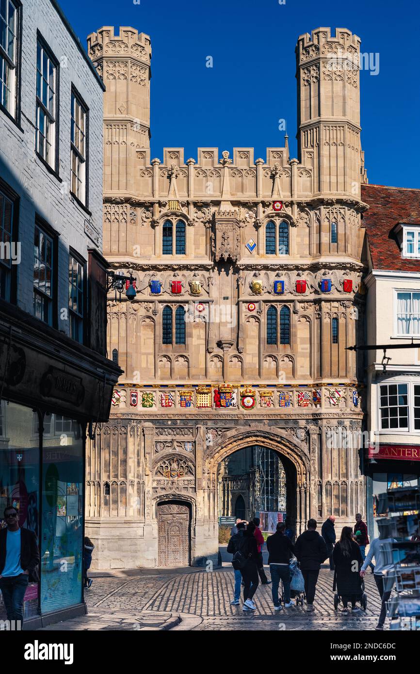 Canterbury, Regno Unito - Feb 14 2023. L'ingresso alla Cattedrale di Canterbury sotto il sole. La cattedrale è la Chiesa Madre della religione anglicana. Foto Stock