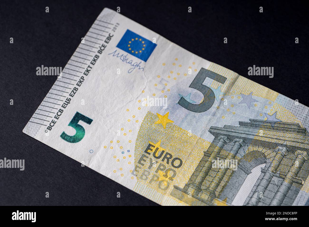 5 euro primo piano su sfondo nero per le materie di finanza aziendale. Concetto di denaro mondiale, concetto di inflazione ed economia. Primo piano della valuta in dettaglio. Foto Stock