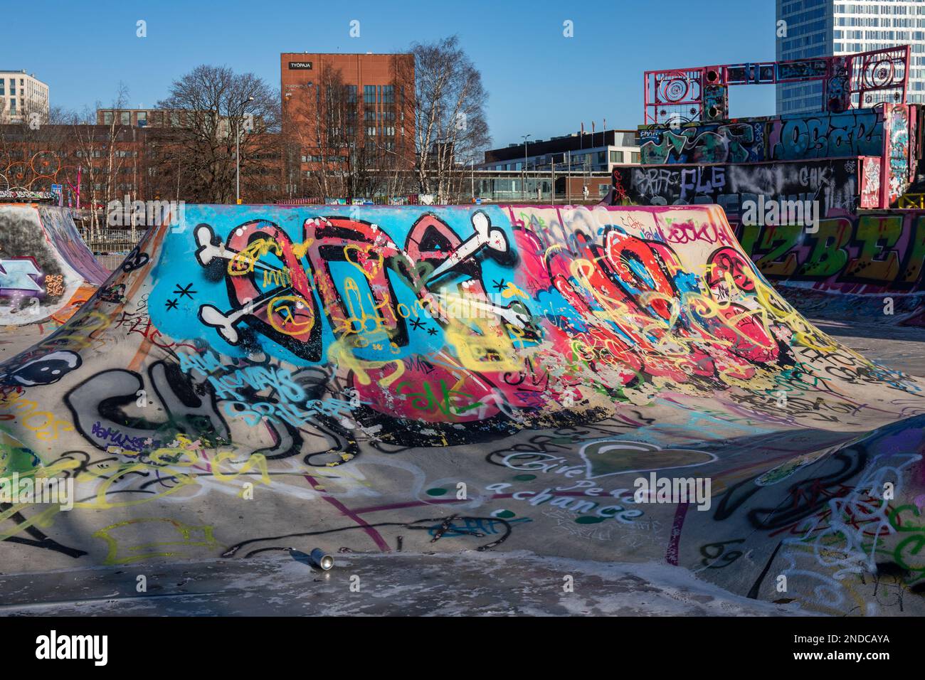 Street art graffite al Suvilahti DIY Skatepark nel distretto di Suvilahti di Helsinki, Finlandia Foto Stock