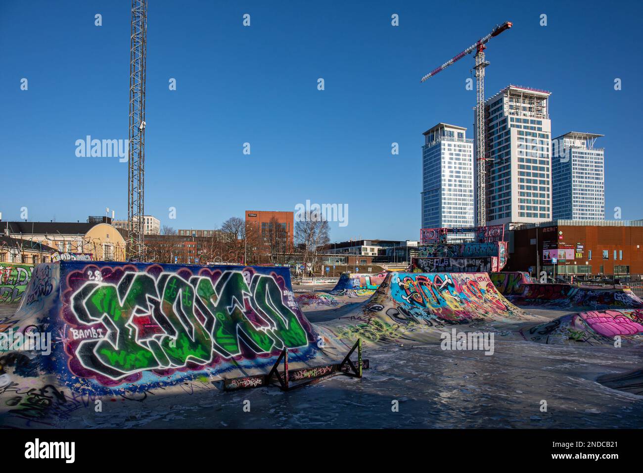 Graffiti coprì gli alti edifici di Suvilahti DIY Skatepark e Kalasatama in una giornata invernale di sole a Helsinki, Finlandia Foto Stock