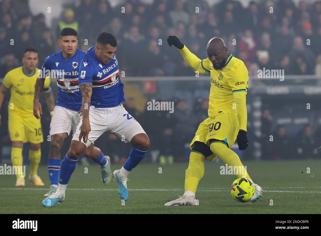 Genova, Italia. 13th Feb, 2023. Italia, Genova, 13 2023 febbraio: Romelu Lukaku (fc Inter attaccante) tira in gol nel primo tempo durante la partita di calcio SAMPDORIA vs FC INTER, Serie A 2022-2023 day22 allo stadio Ferraris (Photo by Fabrizio Andrea Bertani/Pacific Press/Sipa USA) Credit: Sipa USA/Alamy Live News Foto Stock