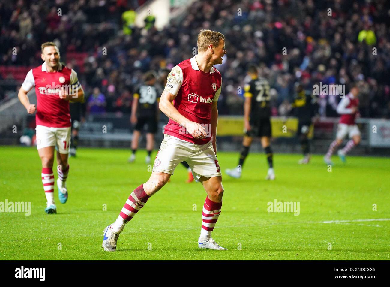 Bristol, Regno Unito. 15 febbraio 2023. Robert Atkinson di Bristol City segna il primo goal della partita durante la partita EFL Sky Bet Championship tra Bristol City e Wigan Athletic ad Ashton Gate, Bristol, Inghilterra il 15 febbraio 2023. Foto di Scott Boulton. Solo per uso editoriale, licenza richiesta per uso commerciale. Non è utilizzabile nelle scommesse, nei giochi o nelle pubblicazioni di un singolo club/campionato/giocatore. Credit: UK Sports Pics Ltd/Alamy Live News Foto Stock