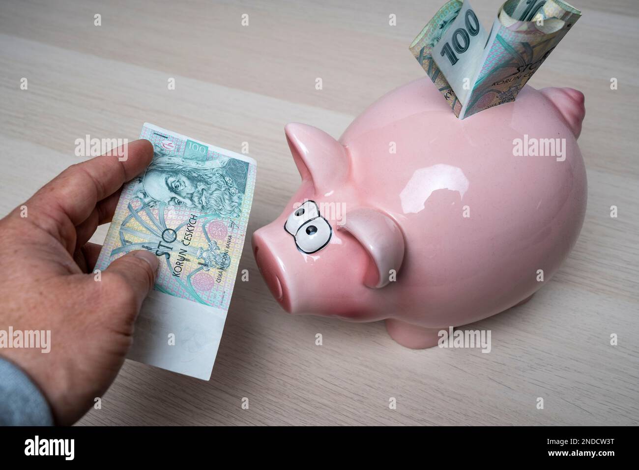 Banconota da 100 korun della Repubblica ceca. Ritratto di Re Karel IV o Carlo IV in denaro ceco. Moneta europea. Foto Stock