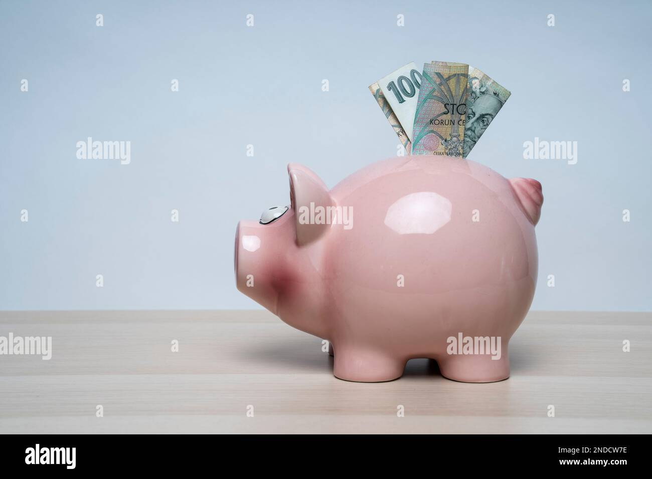 Banconota da 100 korun della Repubblica ceca. Ritratto di Re Karel IV o Carlo IV in denaro ceco. Moneta europea. Foto Stock