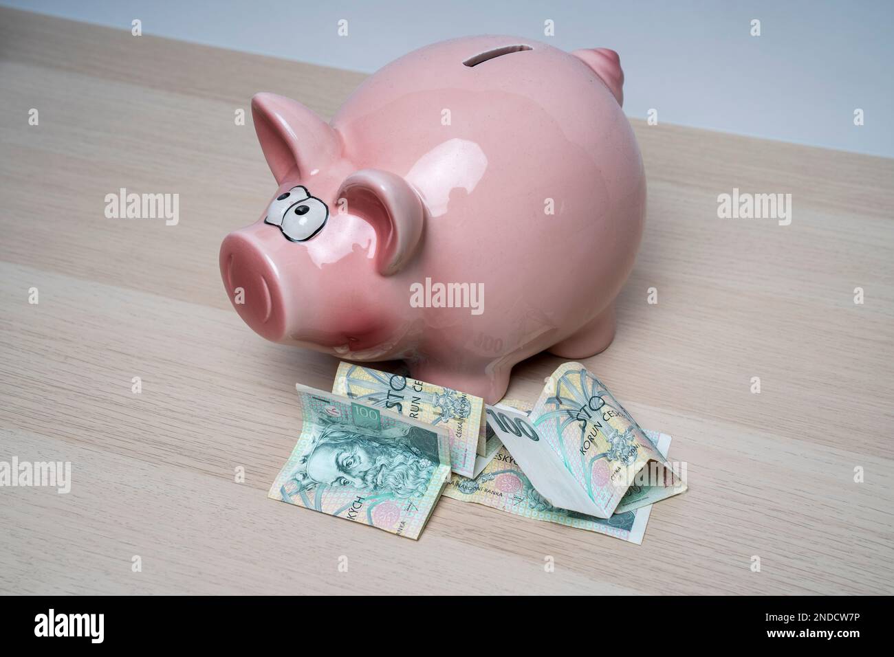 Banconota da 100 korun della Repubblica ceca. Ritratto di Re Karel IV o Carlo IV in denaro ceco. Moneta europea. Foto Stock