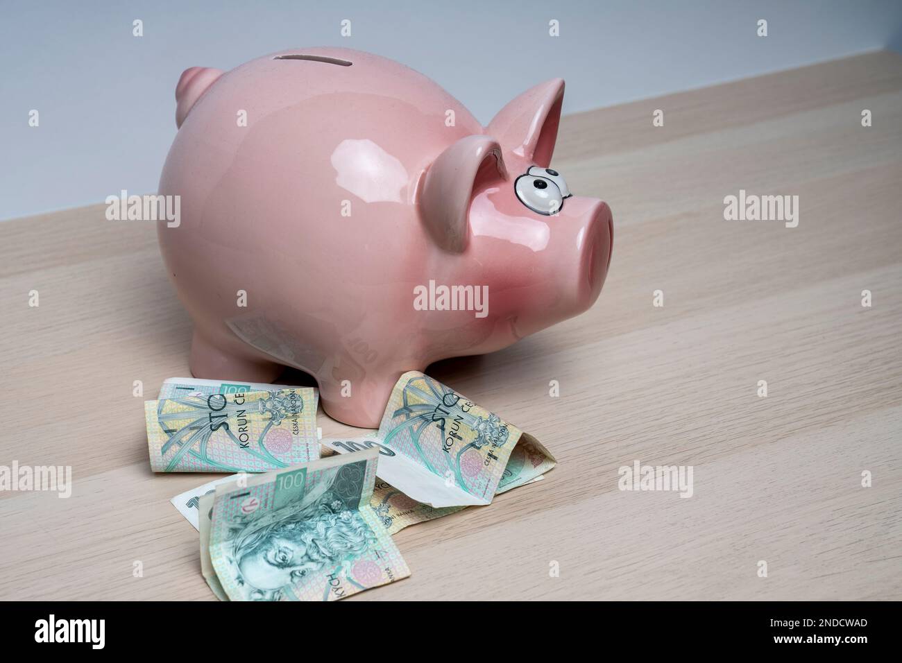 Banconota da 100 korun della Repubblica ceca. Ritratto di Re Karel IV o Carlo IV in denaro ceco. Moneta europea. Foto Stock