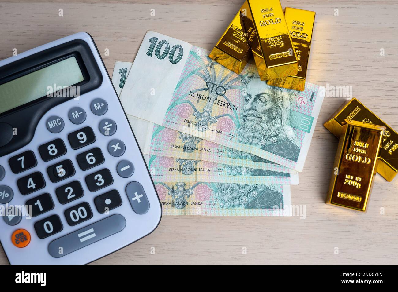 Banconota da 100 korun di carta della Repubblica ceca. Moneta ceca, gold bar e calcolatrice. Moneta europea. Foto Stock