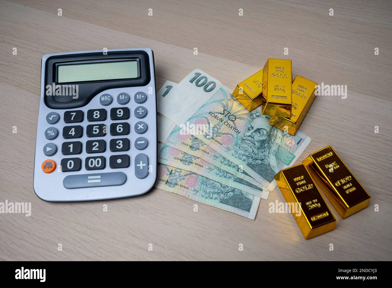 Banconota da 100 korun di carta della Repubblica ceca. Moneta ceca, gold bar e calcolatrice. Moneta europea. Foto Stock