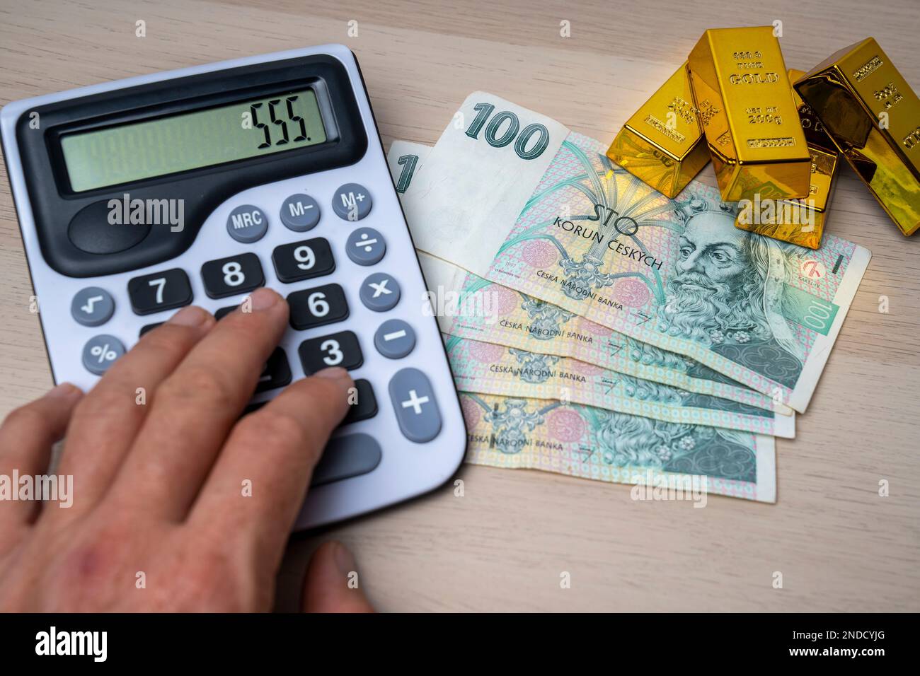 Banconota da 100 korun di carta della Repubblica ceca. Moneta ceca, gold bar e calcolatrice. Moneta europea. Foto Stock