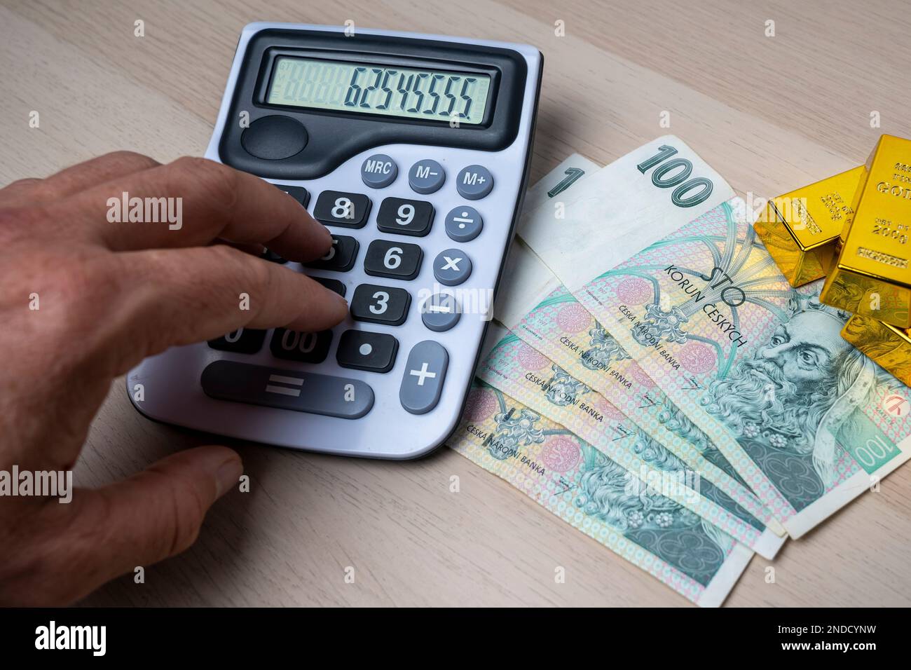 Banconota da 100 korun di carta della Repubblica ceca. Moneta ceca, gold bar e calcolatrice. Moneta europea. Foto Stock