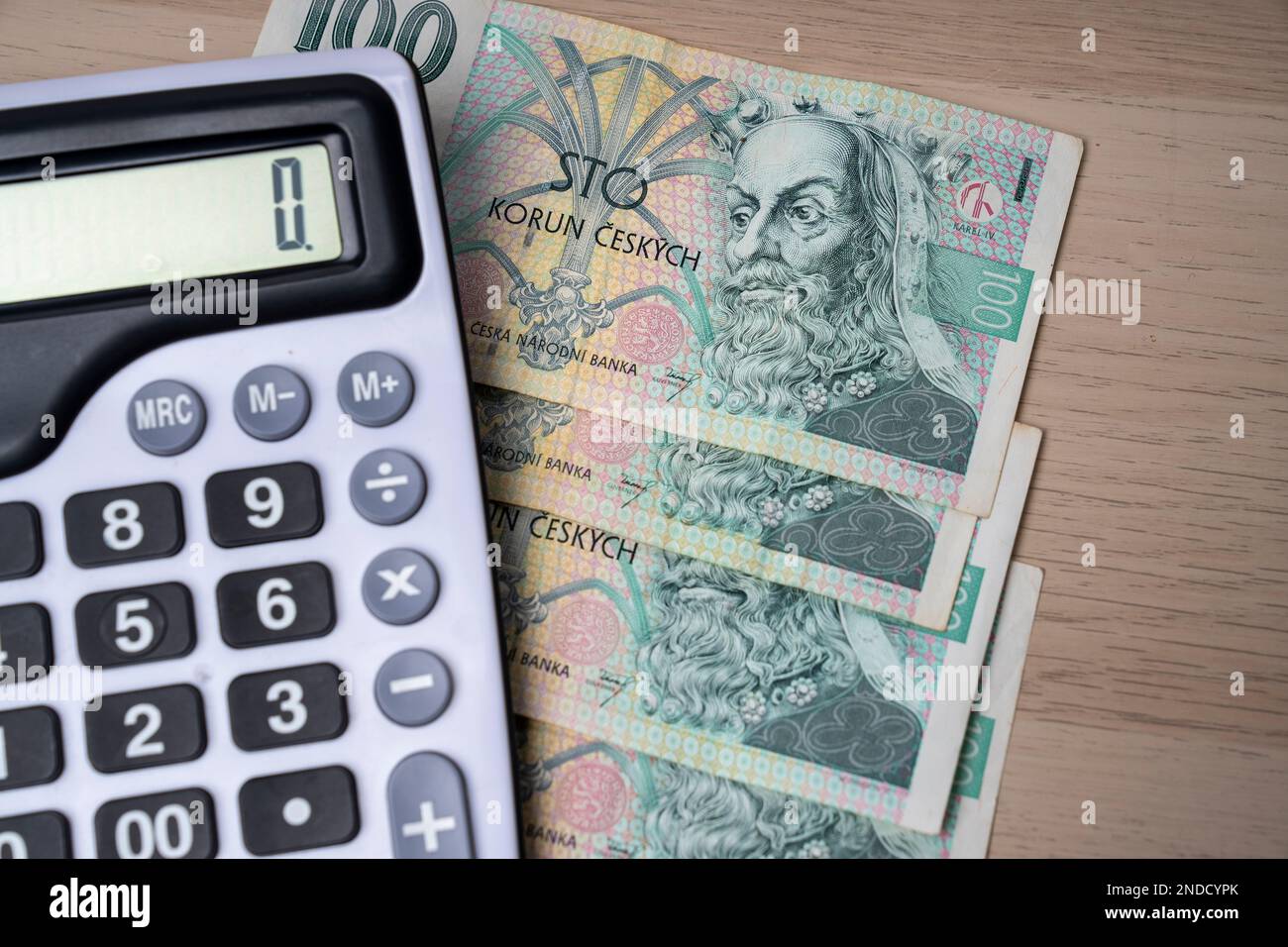 Repubblica Ceca banconota da 100 corone e calcolatrice. Ritratto di Re Karel IV o Carlo IV in denaro ceco. Moneta europea. Foto Stock