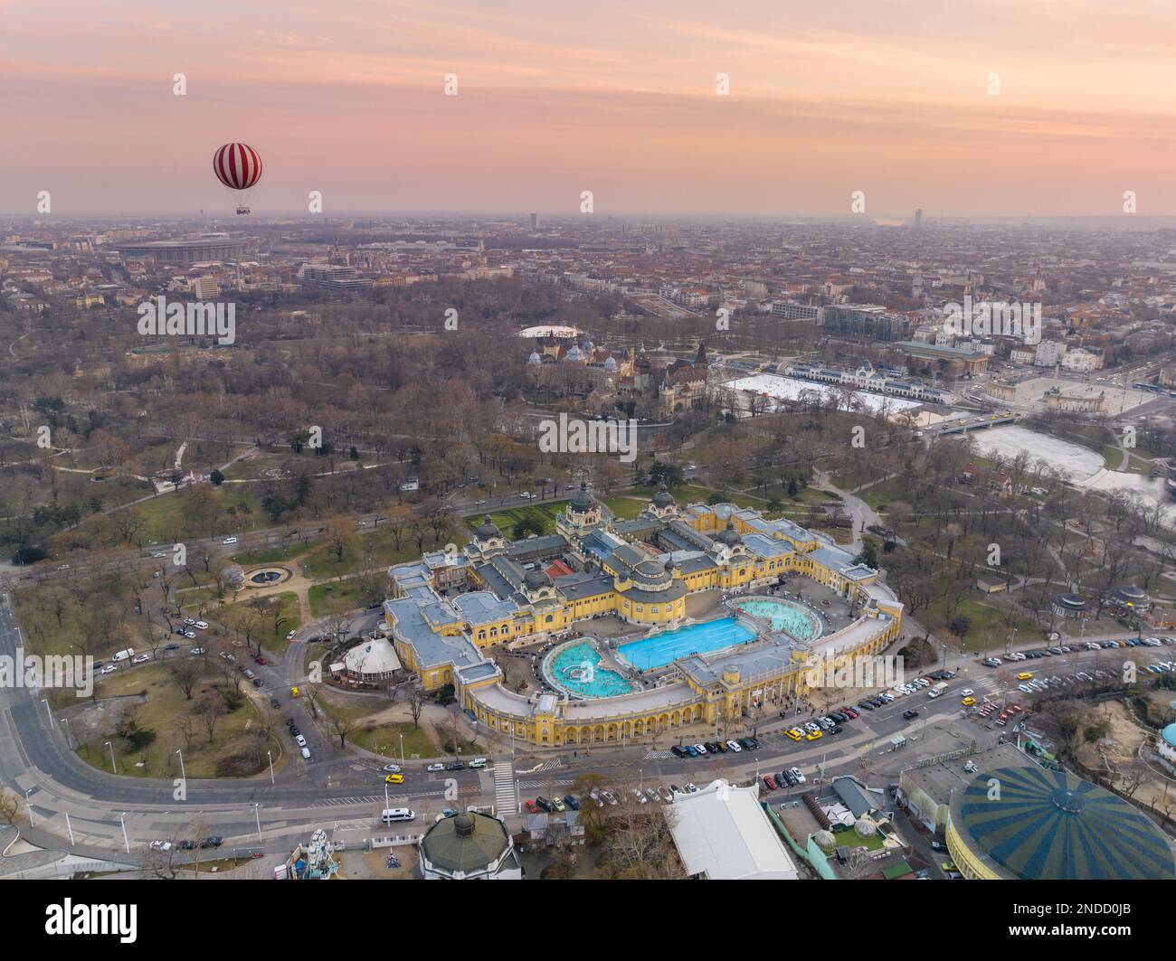 Terme Szechenyi a Budapest, Ungheria. Persone in piscina d'acqua. Punto di vista del drone. Foto Stock