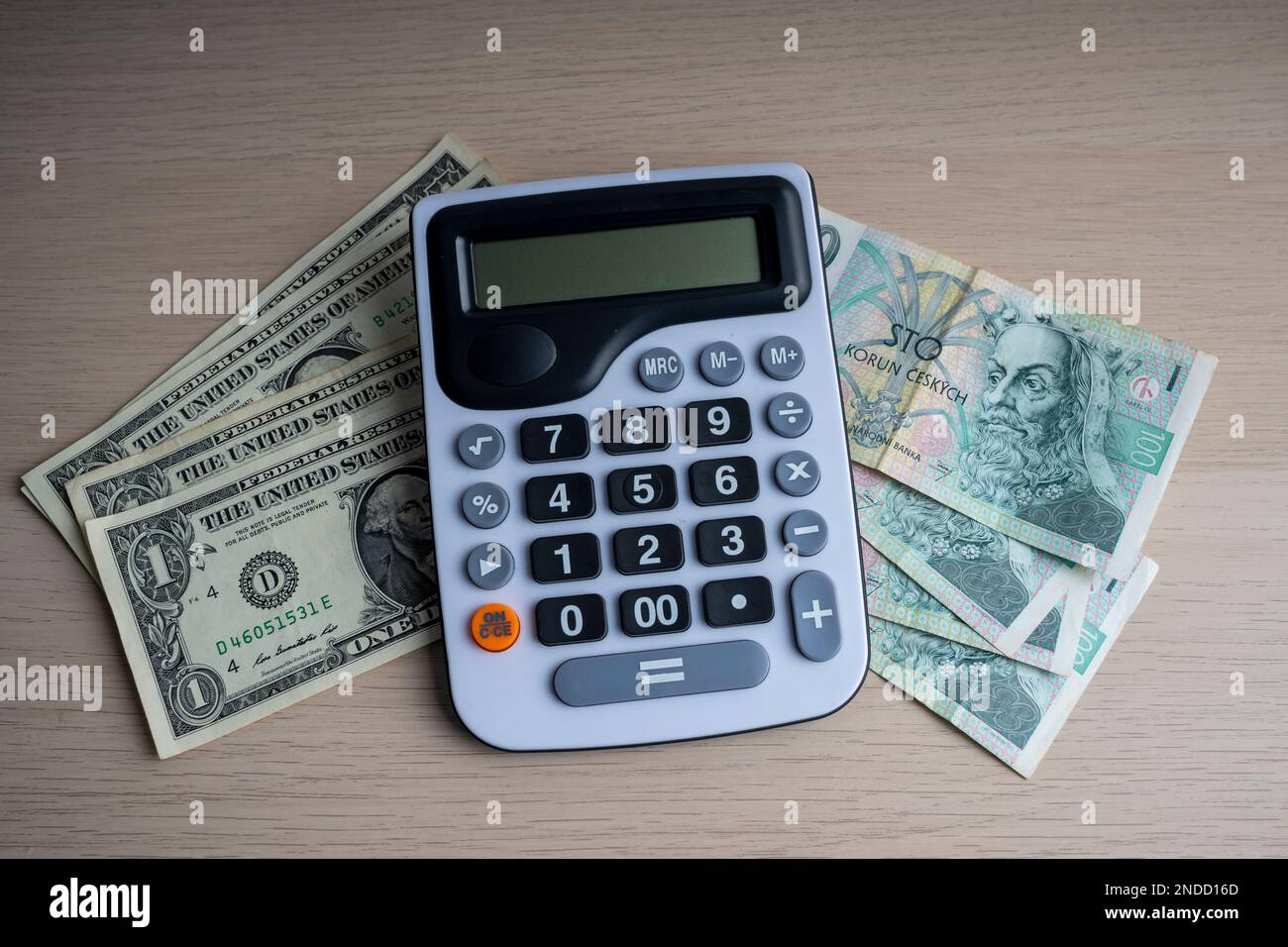 Banconota da 100 korun e 1 USD. Valuta ceca e calcolo della valuta calcolatrice. Foto Stock