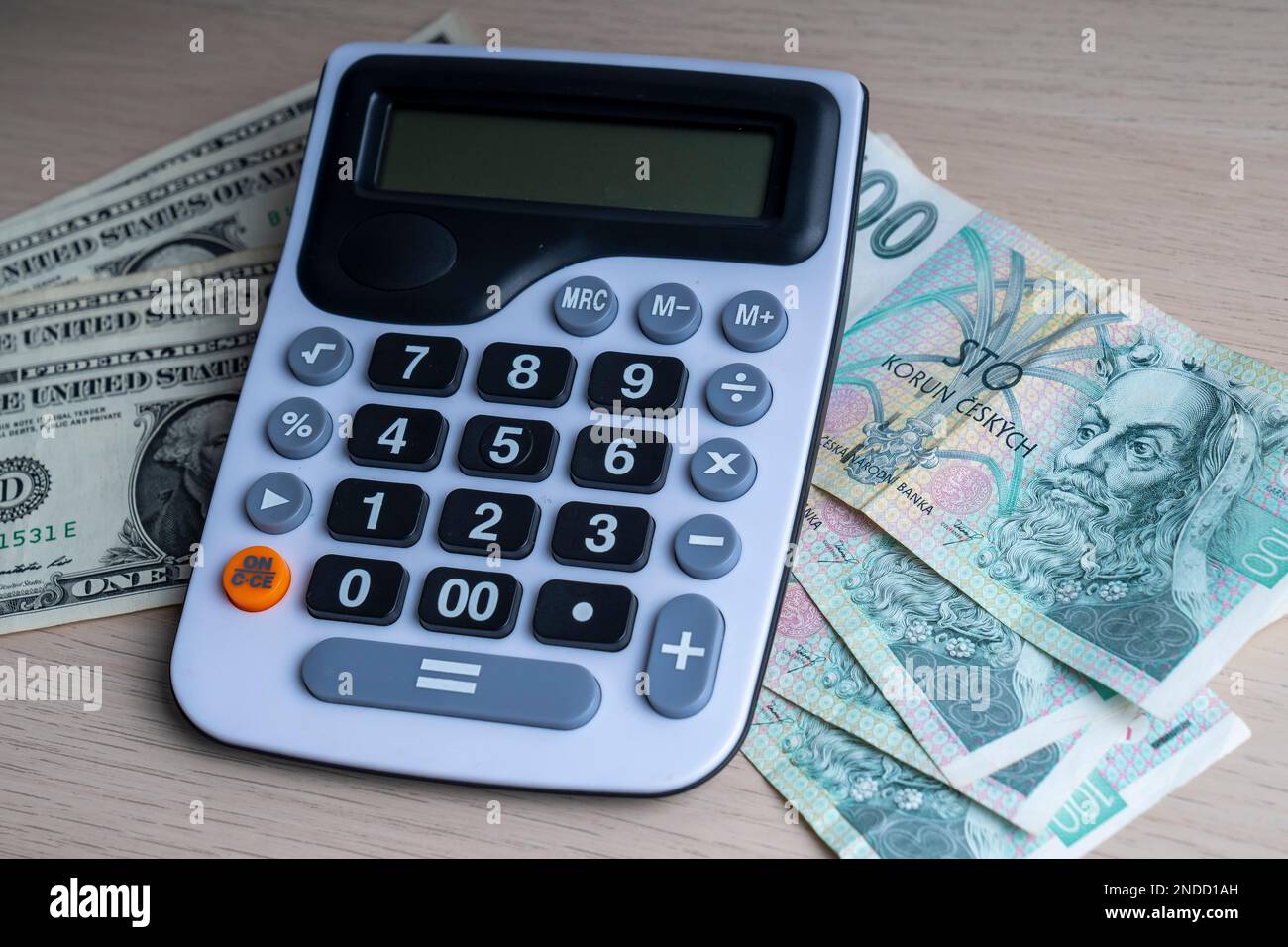 Banconota da 100 korun e 1 USD. Valuta ceca e calcolo della valuta calcolatrice. Foto Stock