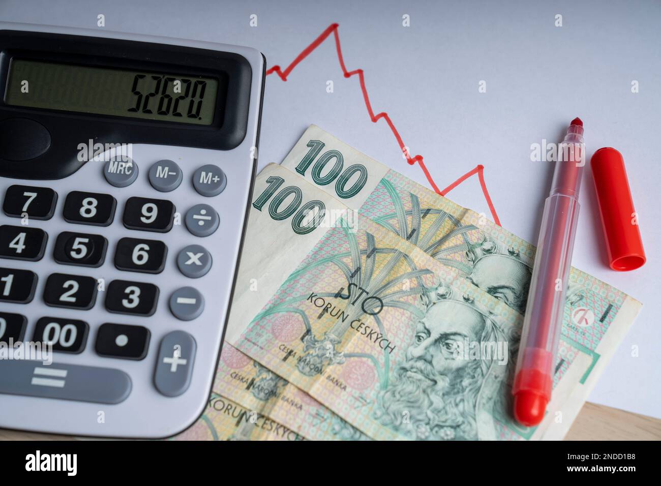 Banconota da 100 korun di carta della Repubblica ceca. Moneta ceca e calcolatrice su un grafico finanziario. Moneta europea. Foto Stock