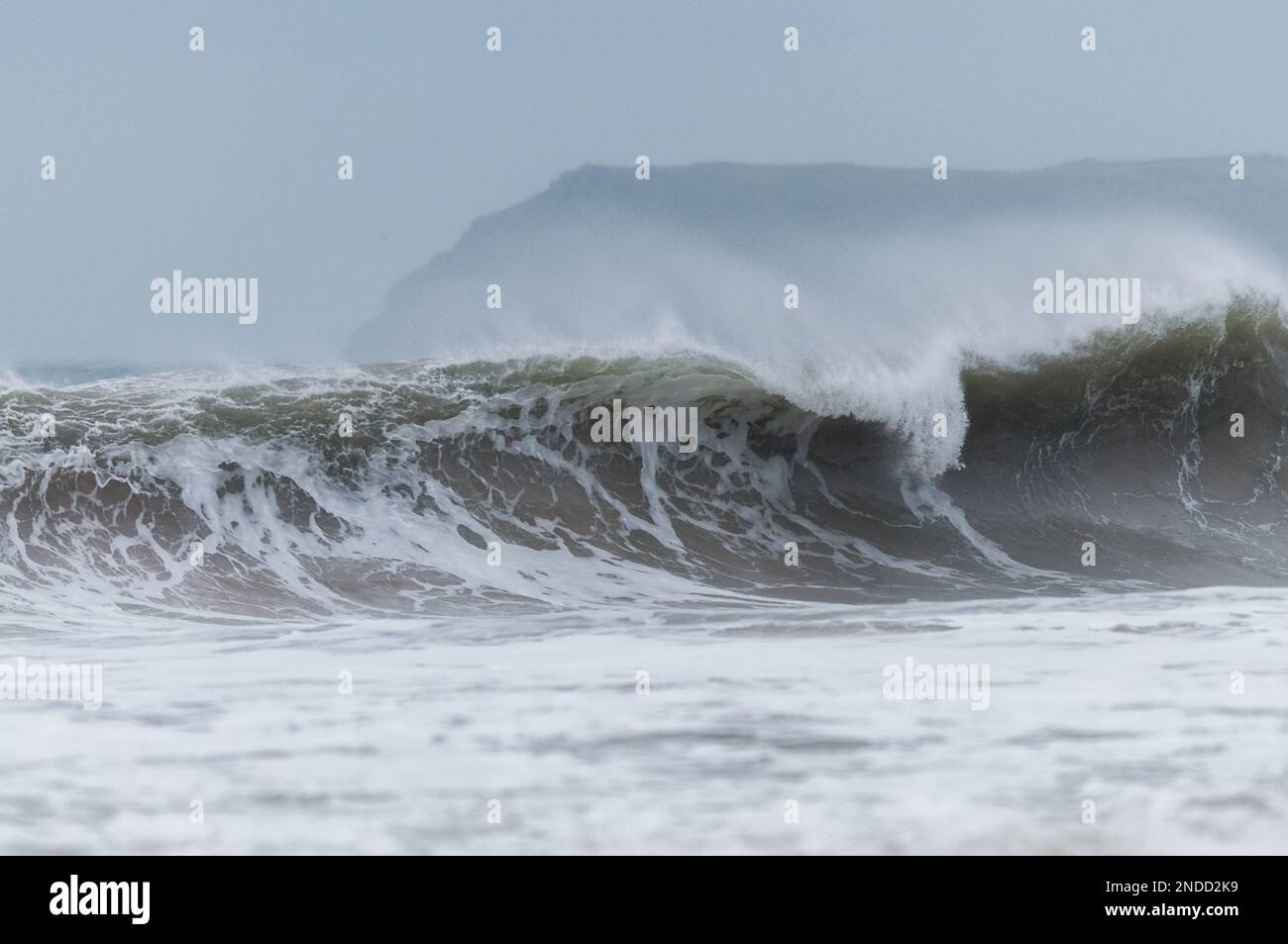 Onde temporesche che si infrangono a Harlyn Bay sulla North Cornwall Coast, Inghilterra, Regno Unito durante Storm Frank 2015 Foto Stock