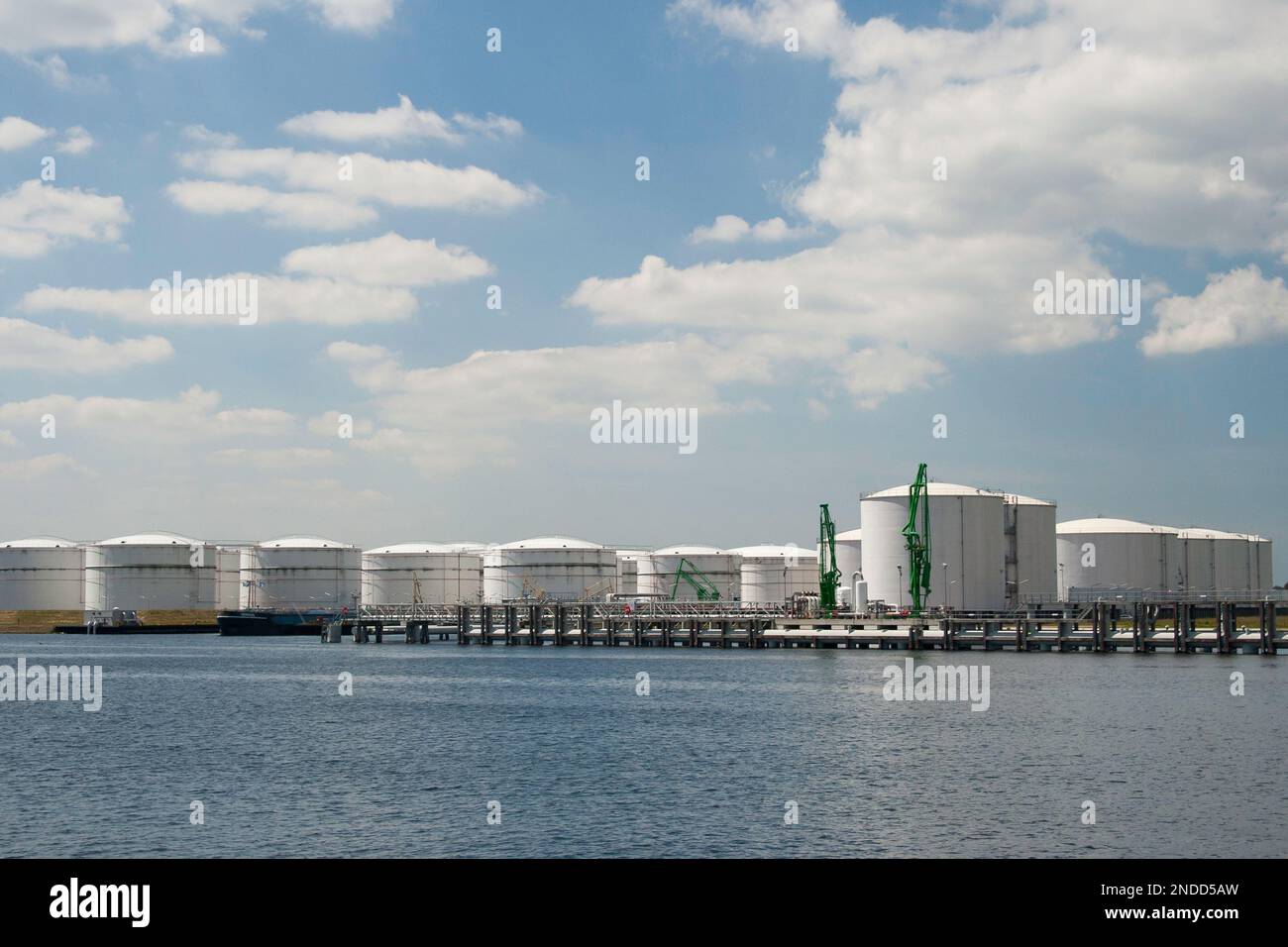 Terminale petrolifero a distanza con cielo parzialmente trasparente sullo sfondo Foto Stock