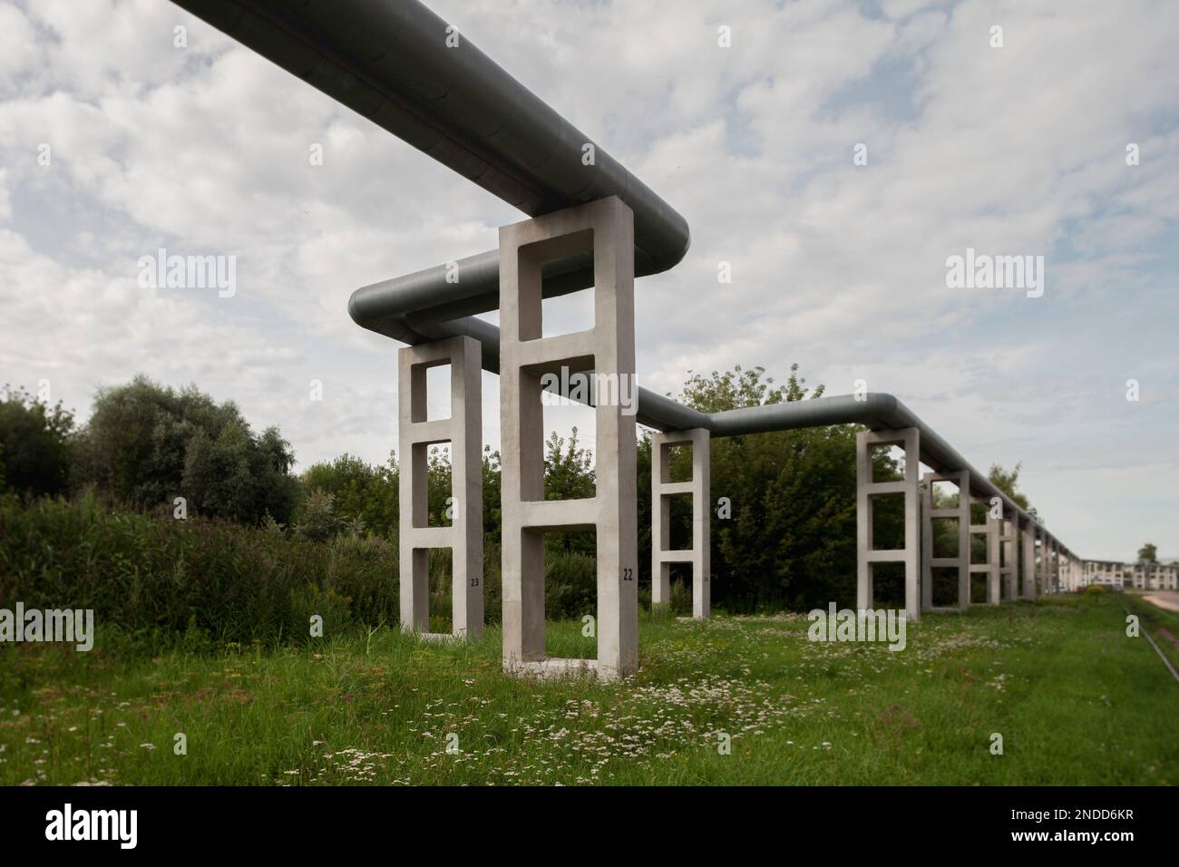 Esempio di circuito di espansione della conduttura su strutture in cemento che lo mantengono sopra il suolo Foto Stock