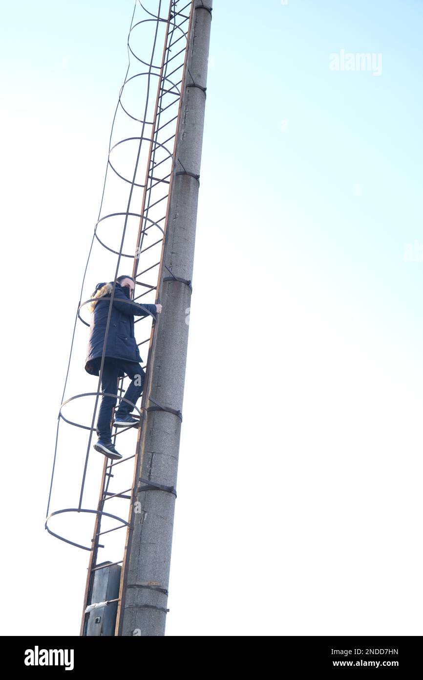 Coraggioso arrampicatore urbano Foto Stock