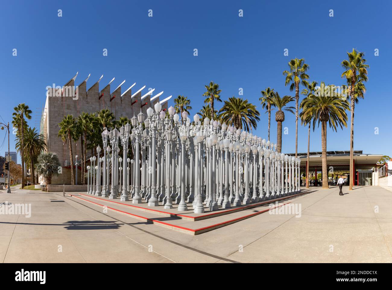 Una foto di Urban Light, un'arte pubblica progettata da Chris Burden e presentata nel 2008, accanto al Los Angeles County Museum of Art Foto Stock