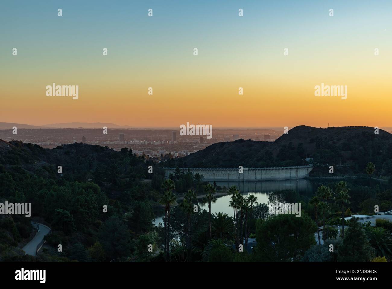 Una foto del tramonto su West Los Angeles e sul lago artificiale di Hollywood. Foto Stock