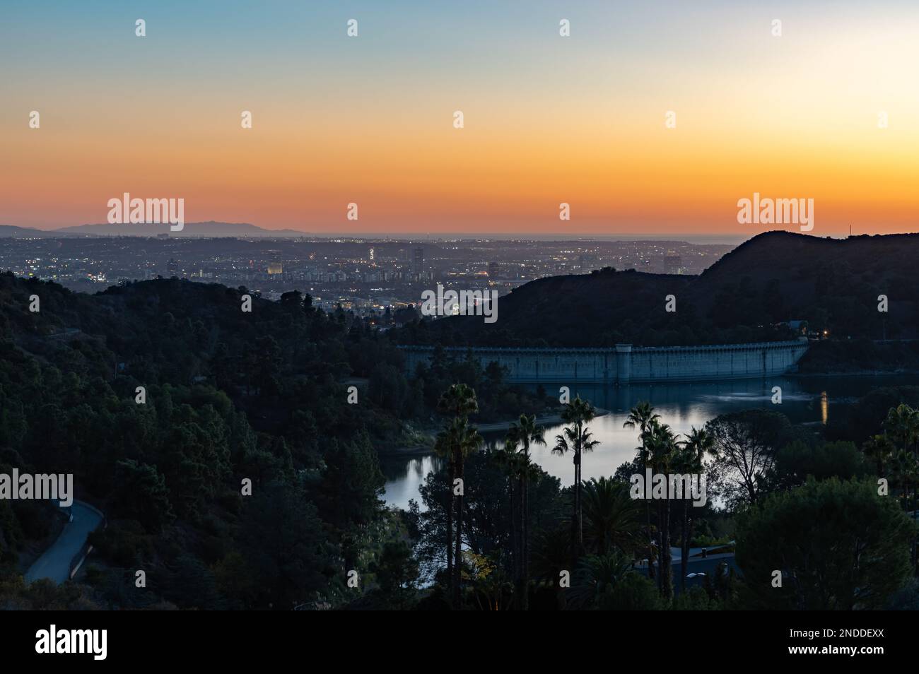 Una foto del tramonto su West Los Angeles e sul lago artificiale di Hollywood. Foto Stock